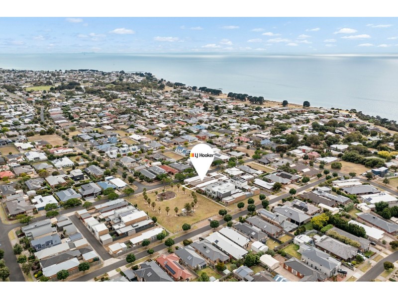 2 Seacrest Walk, St Leonards VIC 3223