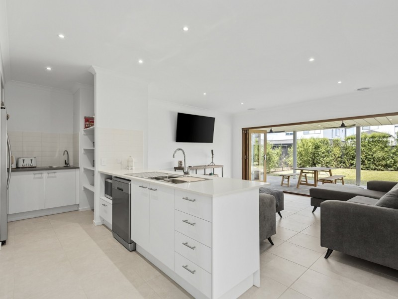 8 Port Deakin Street, St Leonards VIC 3223