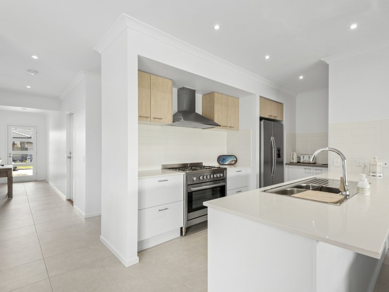 8 Port Deakin Street, St Leonards VIC 3223