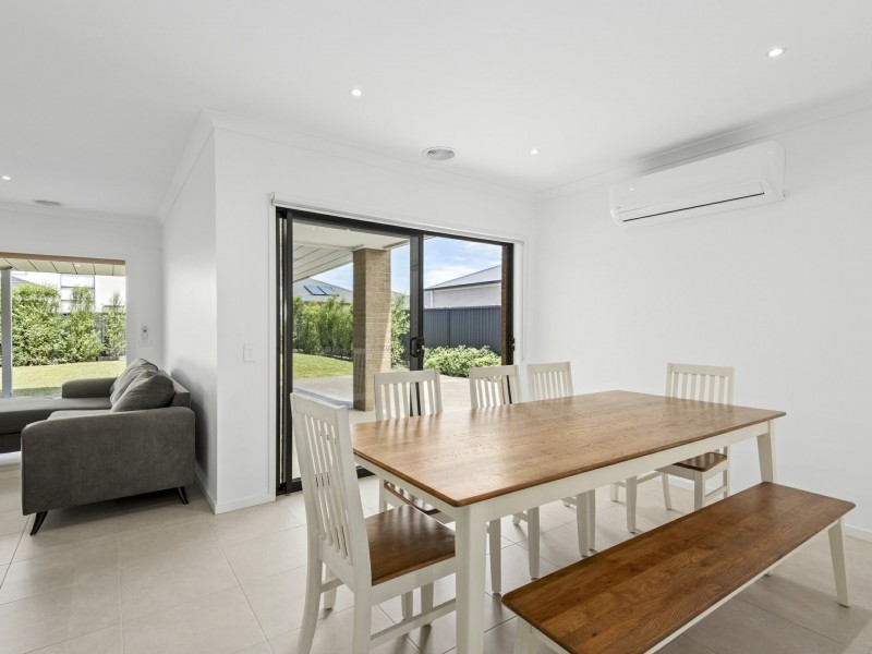 8 Port Deakin Street, St Leonards VIC 3223