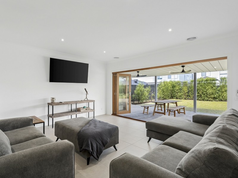 8 Port Deakin Street, St Leonards VIC 3223