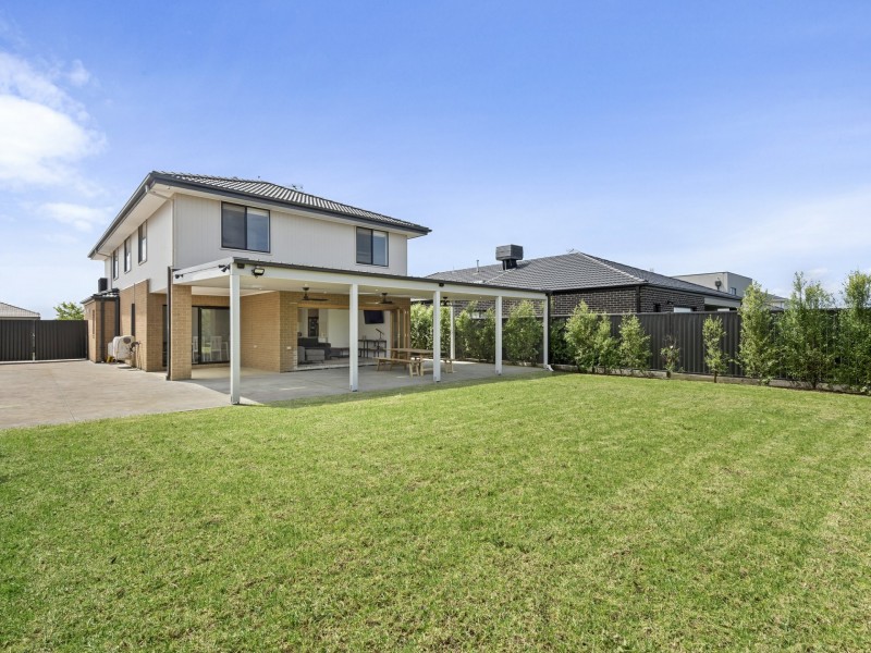 8 Port Deakin Street, St Leonards VIC 3223