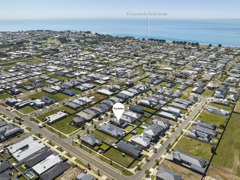 8 Port Deakin Street, St Leonards VIC 3223