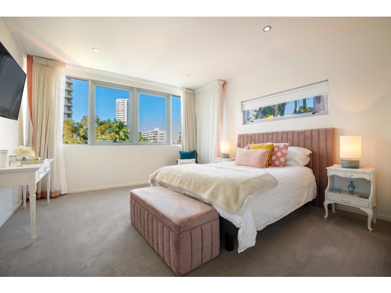 22/120 Surf Parade, Broadbeach QLD 4218