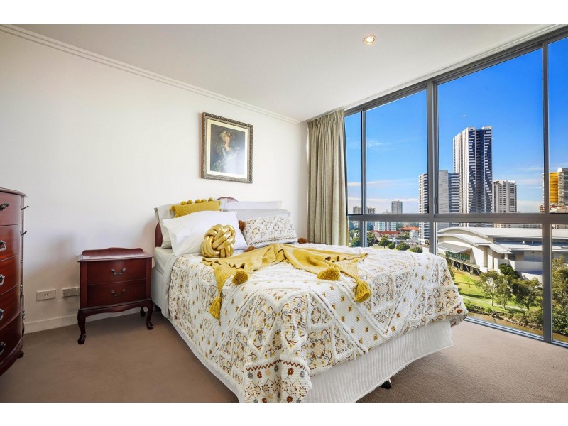 1704/33 T E PETERS Drive, Broadbeach Waters QLD 4218