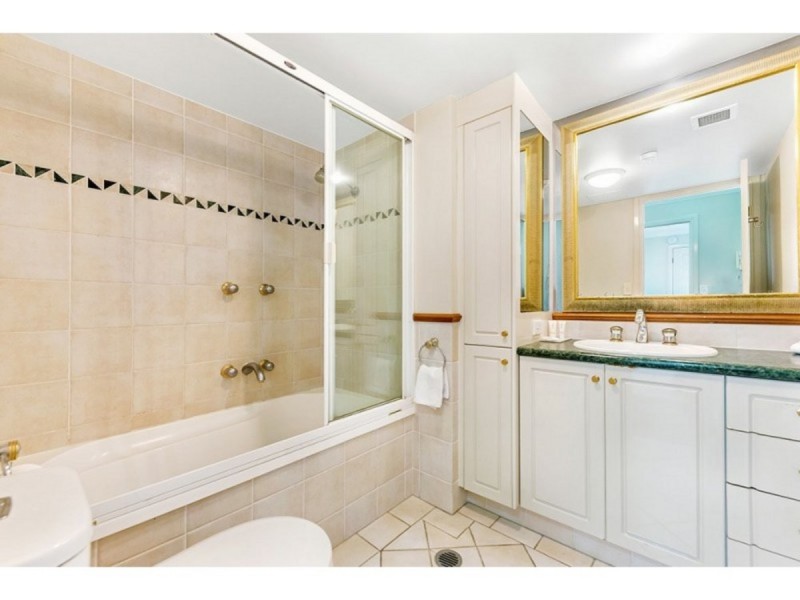 1111/24 Queensland Avenue, Broadbeach QLD 4218