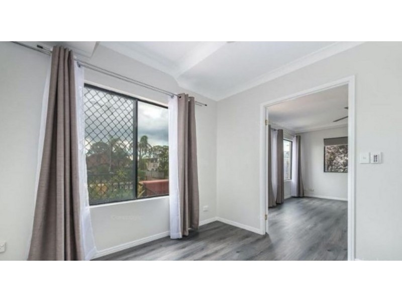 1/143 Frank Street, Labrador QLD 4215