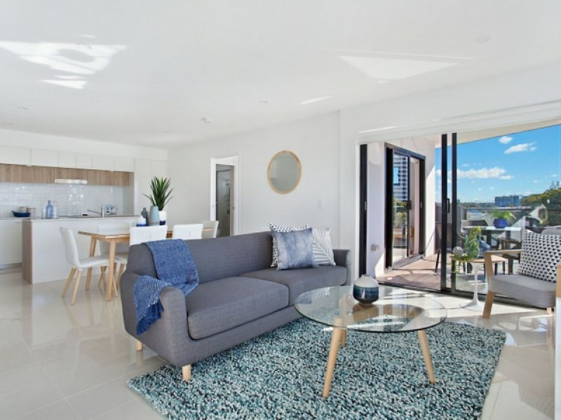 602/9 Hooker Boulevard, Broadbeach Waters QLD 4218