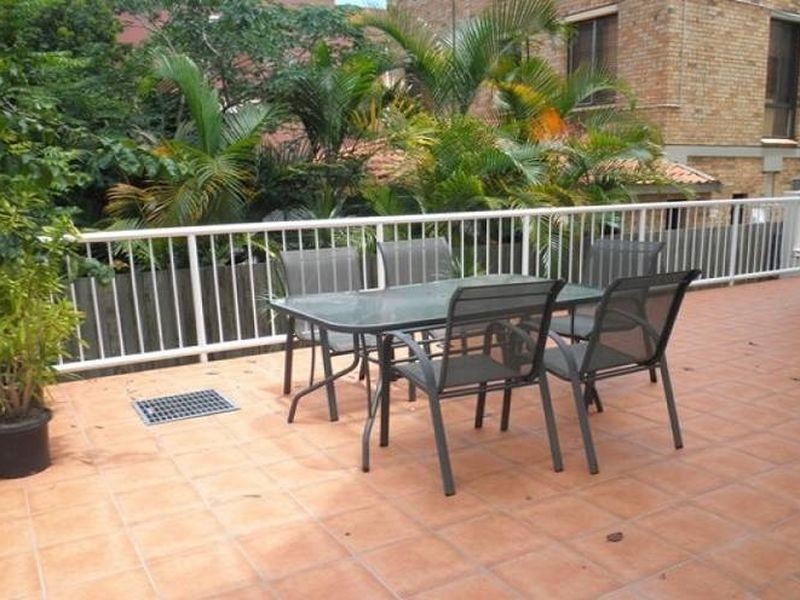 2/4 St Kilda Avenue, Broadbeach QLD 4218