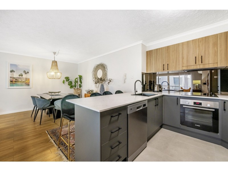 9/32 Second Avenue, Broadbeach QLD 4218