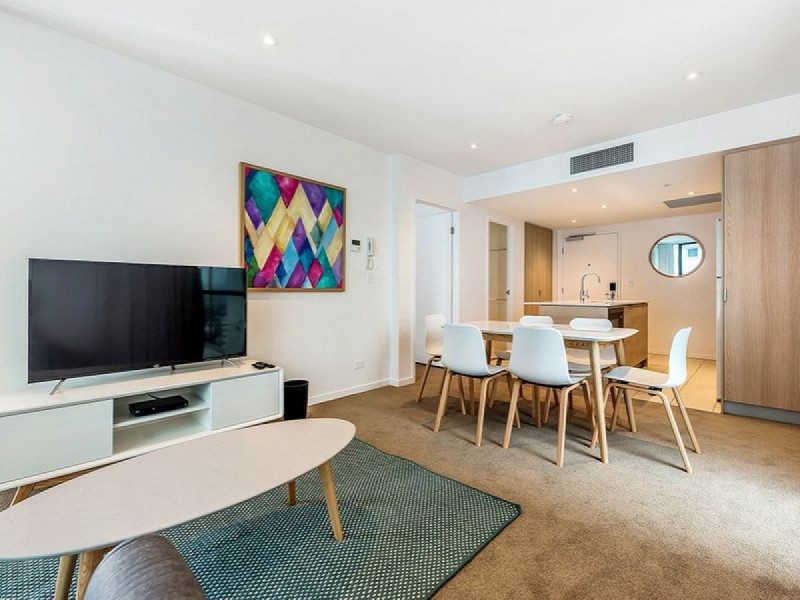 2302/2663 Gold Coast Highway, Broadbeach QLD 4218