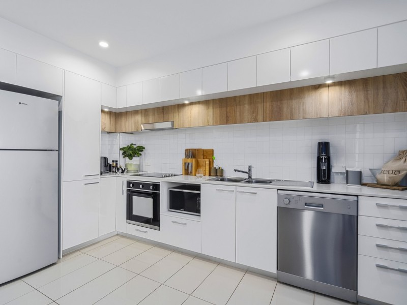 608/9 Hooker Boulevard, Broadbeach Waters QLD 4218