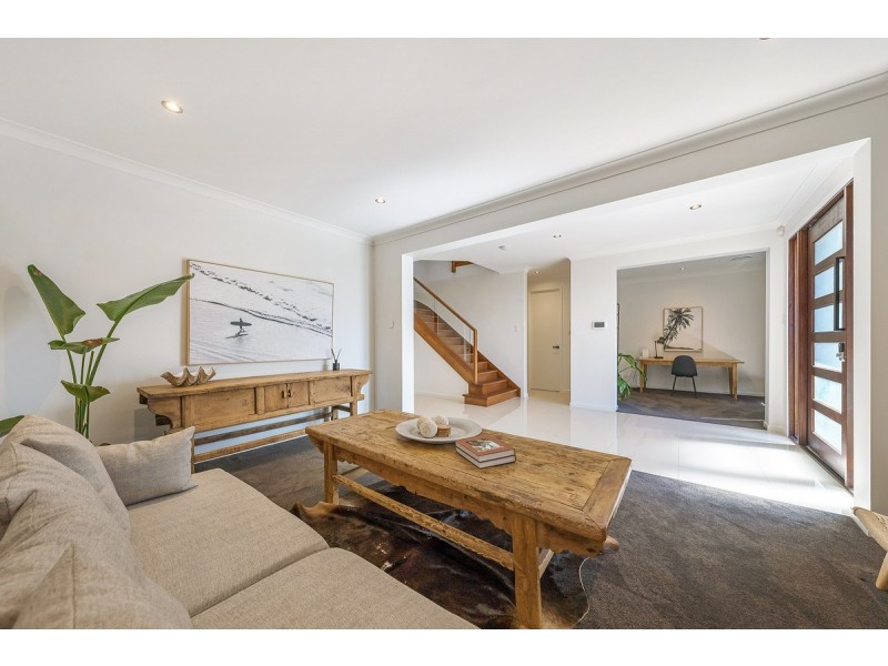8 Monterey Court, Broadbeach Waters QLD 4218