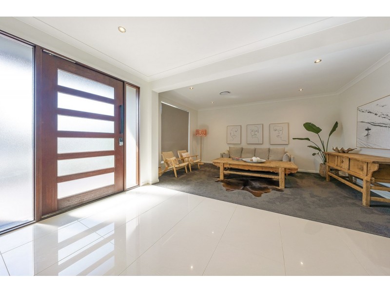 8 Monterey Court, Broadbeach Waters QLD 4218
