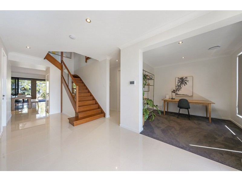 8 Monterey Court, Broadbeach Waters QLD 4218