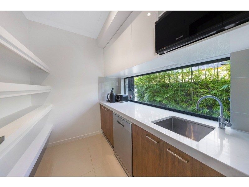 8 Monterey Court, Broadbeach Waters QLD 4218