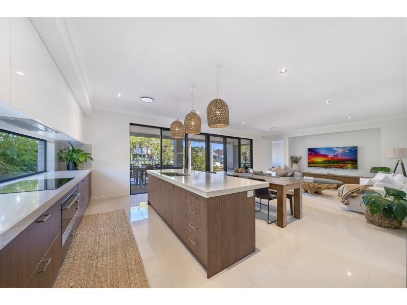 8 Monterey Court, Broadbeach Waters QLD 4218