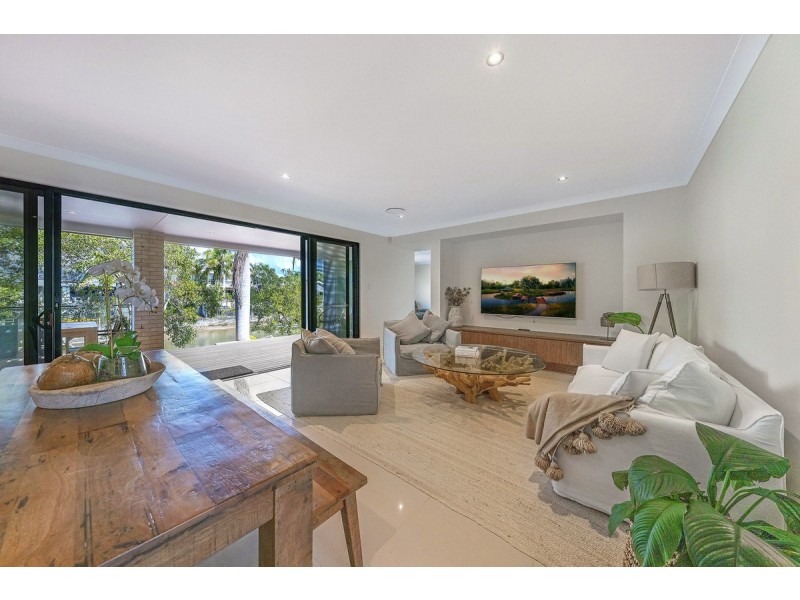 8 Monterey Court, Broadbeach Waters QLD 4218