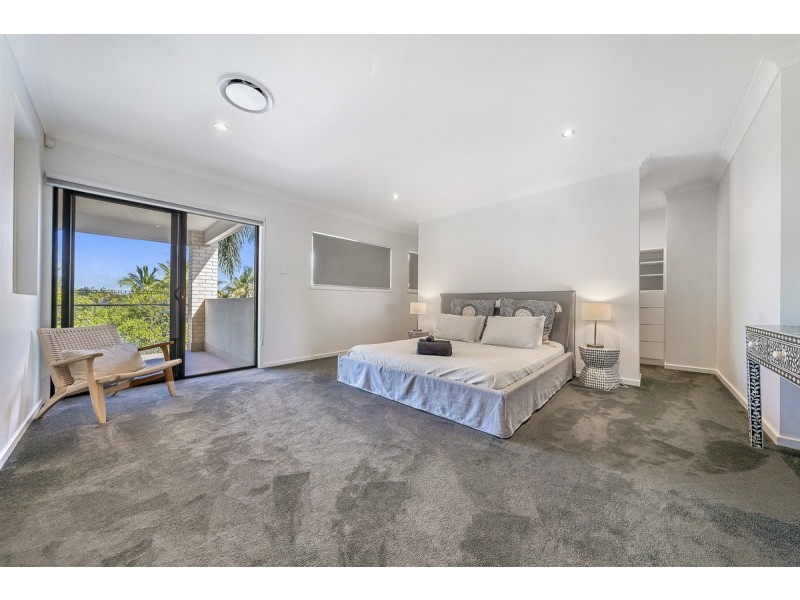8 Monterey Court, Broadbeach Waters QLD 4218