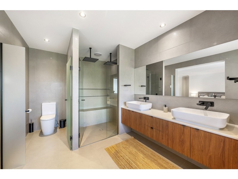 8 Monterey Court, Broadbeach Waters QLD 4218