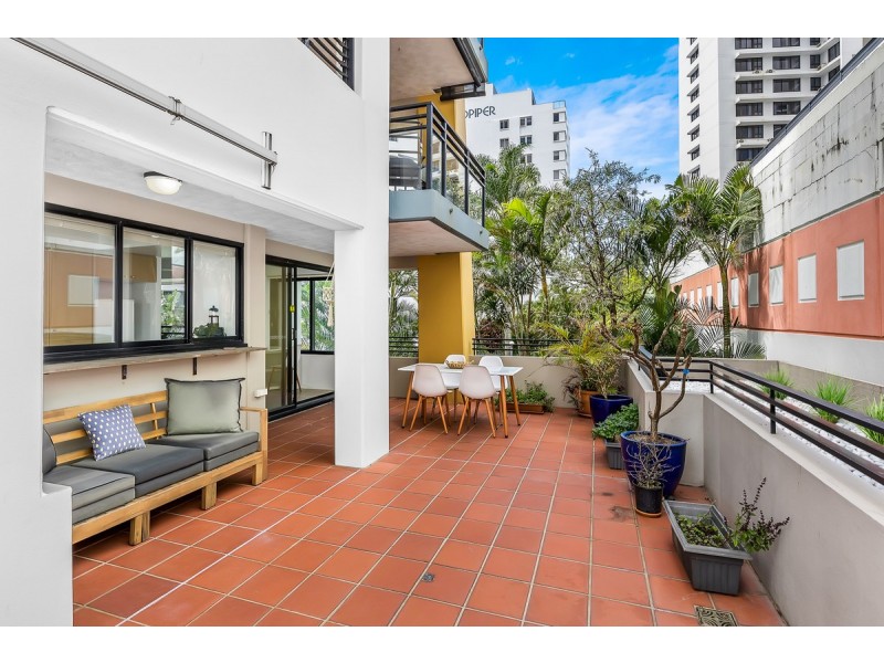 4/10 Albert Avenue, Broadbeach QLD 4218