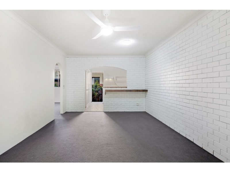 2/9 Christina Crt, Mermaid Waters QLD 4218