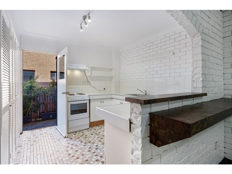 2/9 Christina Crt, Mermaid Waters QLD 4218