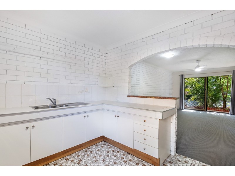 2/9 Christina Crt, Mermaid Waters QLD 4218