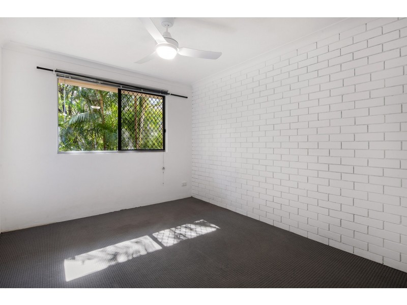 2/9 Christina Crt, Mermaid Waters QLD 4218