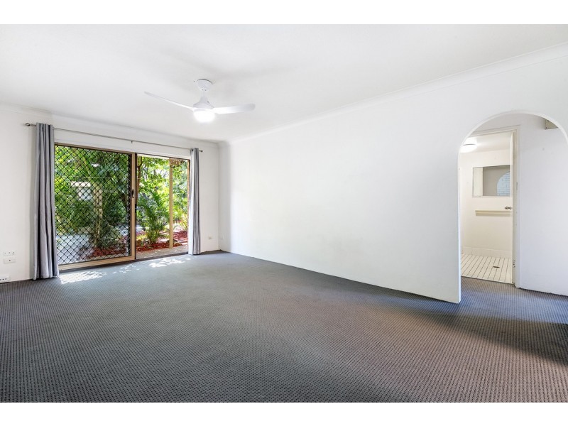 2/9 Christina Crt, Mermaid Waters QLD 4218