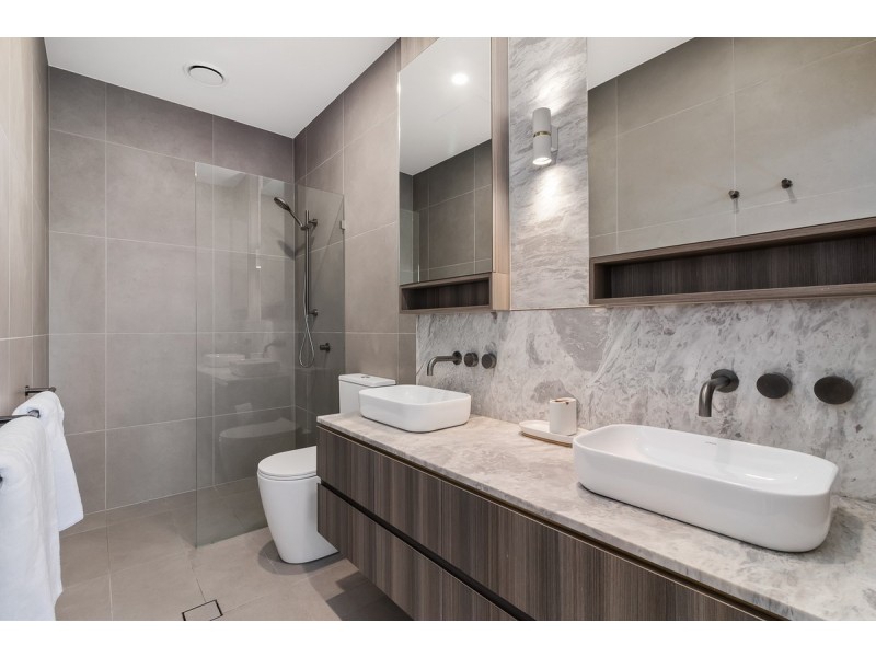 303/185 Old Burleigh Road, Broadbeach QLD 4218