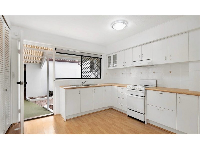 8/15-21 Hooker Boulevard, Broadbeach Waters QLD 4218