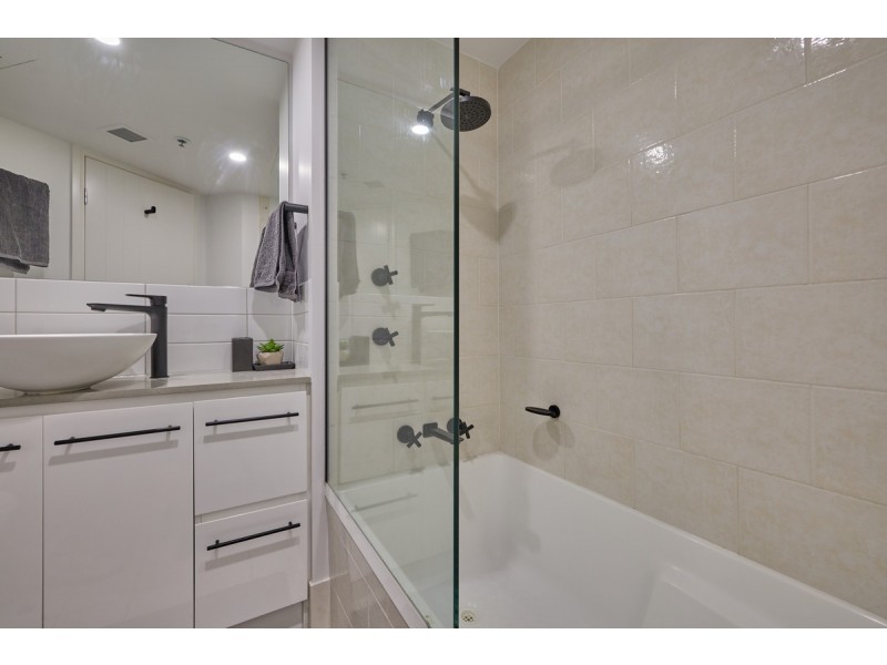 1052/2633 Gold Coast Highway, Broadbeach QLD 4218