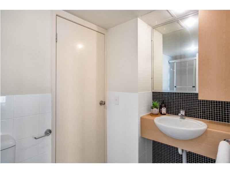 11/10 Albert Avenue, Broadbeach QLD 4218