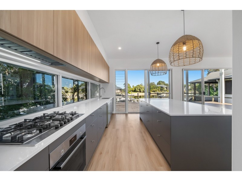 8 Kookaburra Crt, South Stradbroke QLD 4216