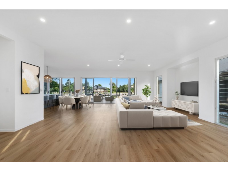 8 Kookaburra Crt, South Stradbroke QLD 4216