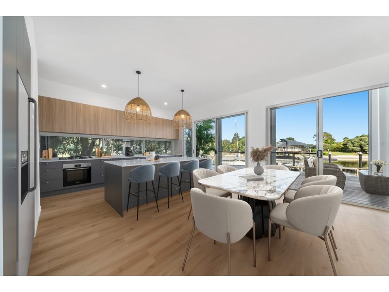 8 Kookaburra Crt, South Stradbroke QLD 4216