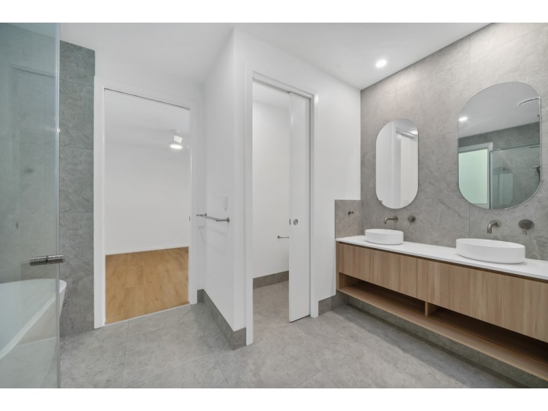 8 Kookaburra Crt, South Stradbroke QLD 4216