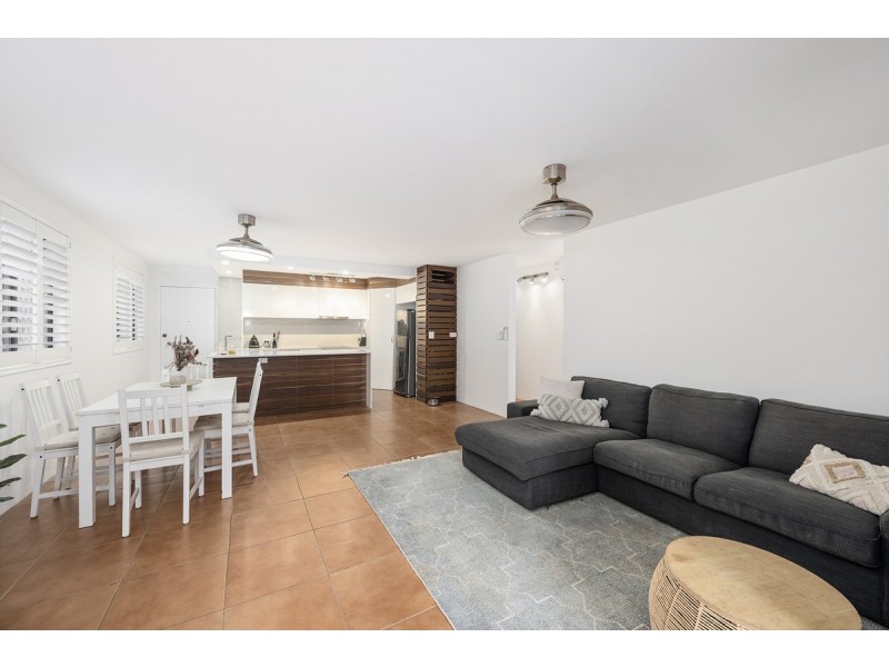 2/13 Britannia Avenue, Broadbeach QLD 4218