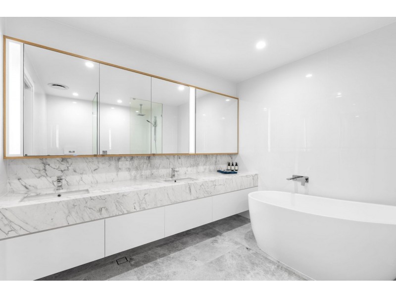 301/95 Old Burleigh Road, Broadbeach QLD 4218