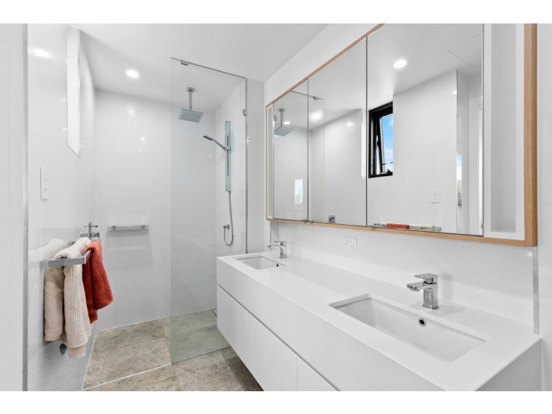 305/95 Old Burleigh Road, Broadbeach QLD 4218