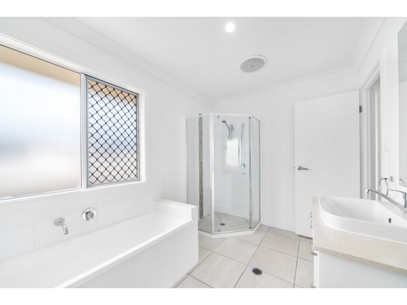 13 Sturt Street, Oxenford QLD 4210