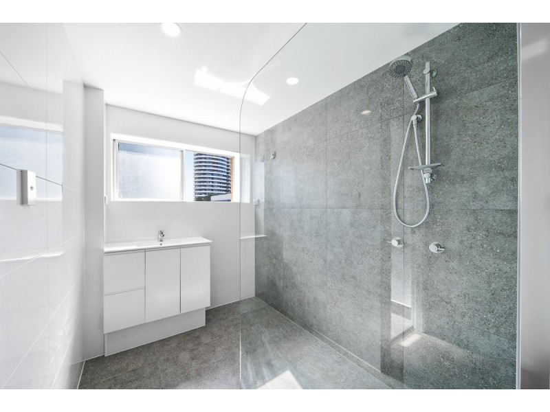 16/4 Elizabeth Avenue, Broadbeach QLD 4218