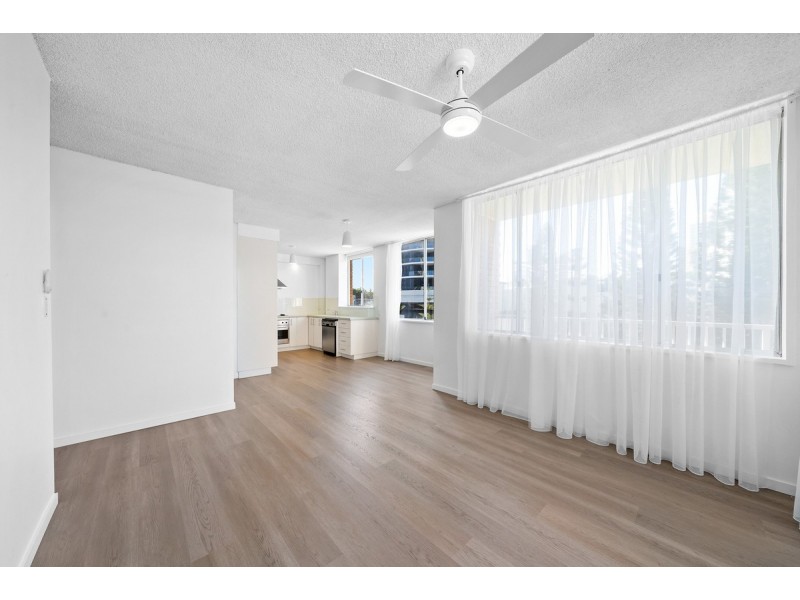 16/4 Elizabeth Avenue, Broadbeach QLD 4218