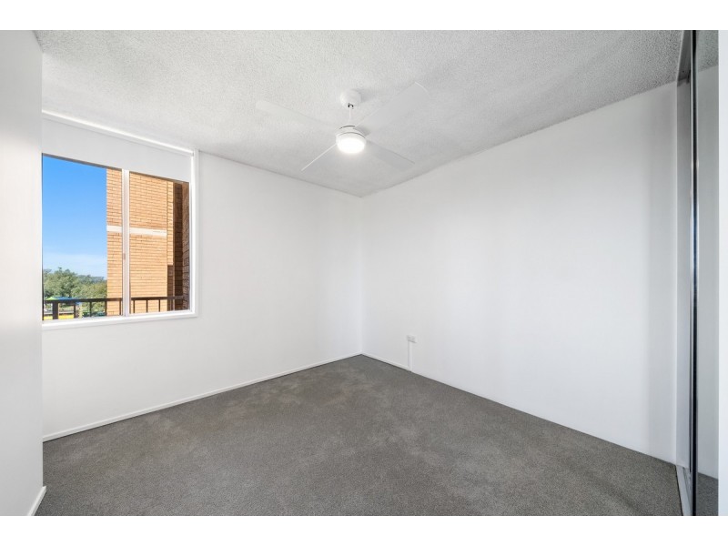 16/4 Elizabeth Avenue, Broadbeach QLD 4218