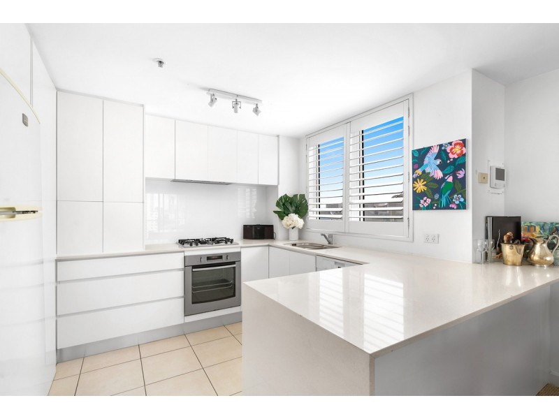 25/20 Queensland Avenue, Broadbeach QLD 4218