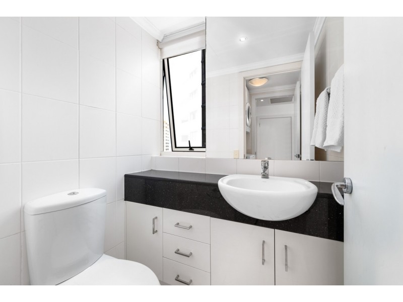 25/20 Queensland Avenue, Broadbeach QLD 4218