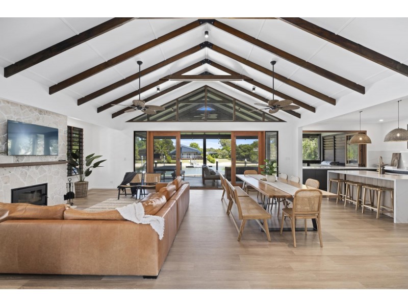 10 Kookaburra Crt, South Stradbroke QLD 4216