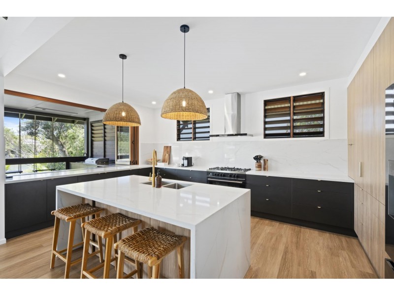 10 Kookaburra Crt, South Stradbroke QLD 4216