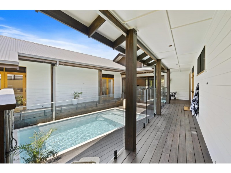 10 Kookaburra Crt, South Stradbroke QLD 4216